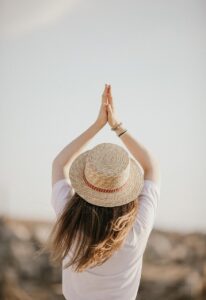 バツイチ女性が恋愛する際、周囲の偏見を気にしない方法は？