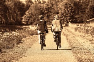 バツイチ女性が恋愛について友達に話すタイミングはいつがベスト？